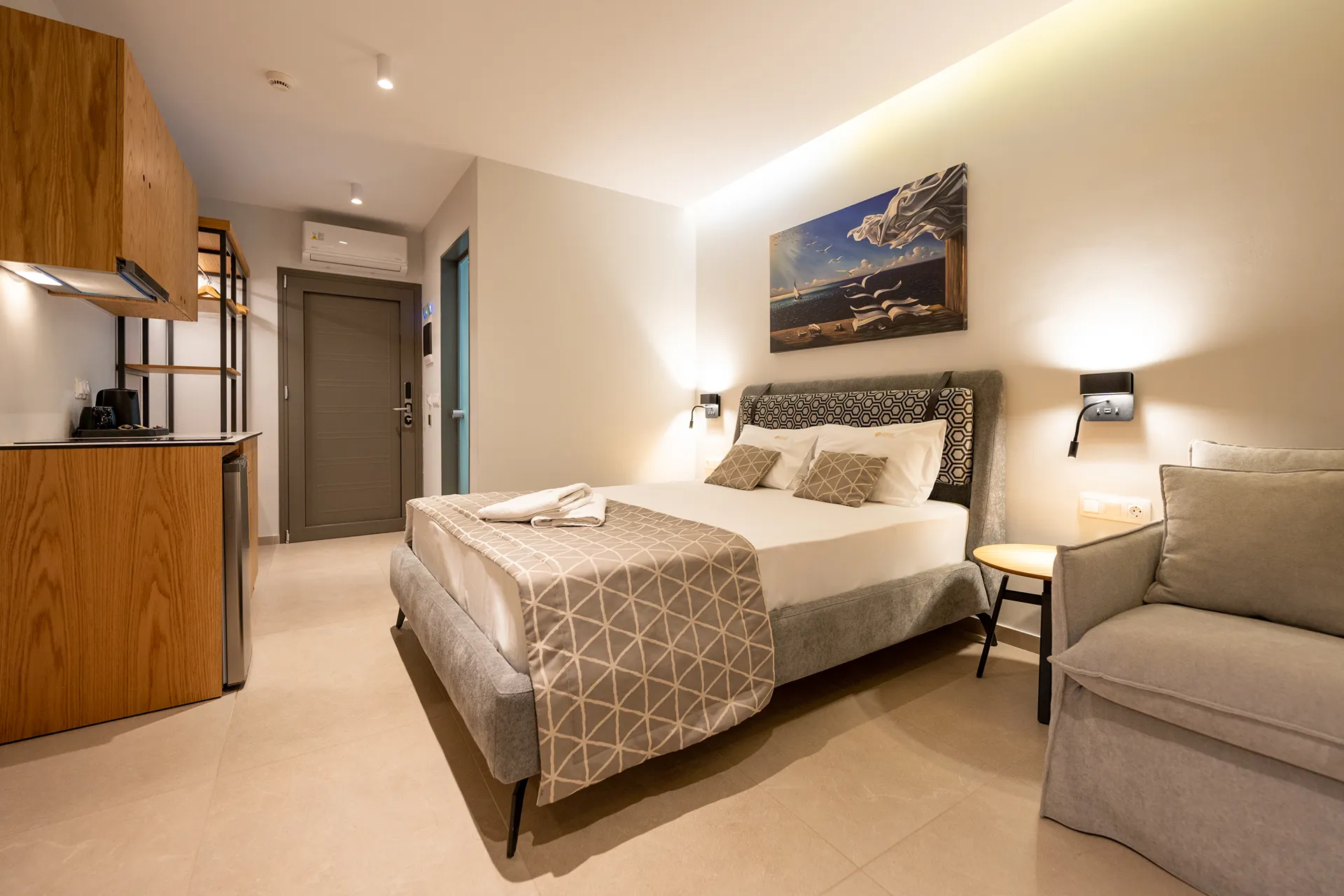 Tiara Holidays - Elegant Maltepe - Triple Room with Pool View - bedroom and kitchen